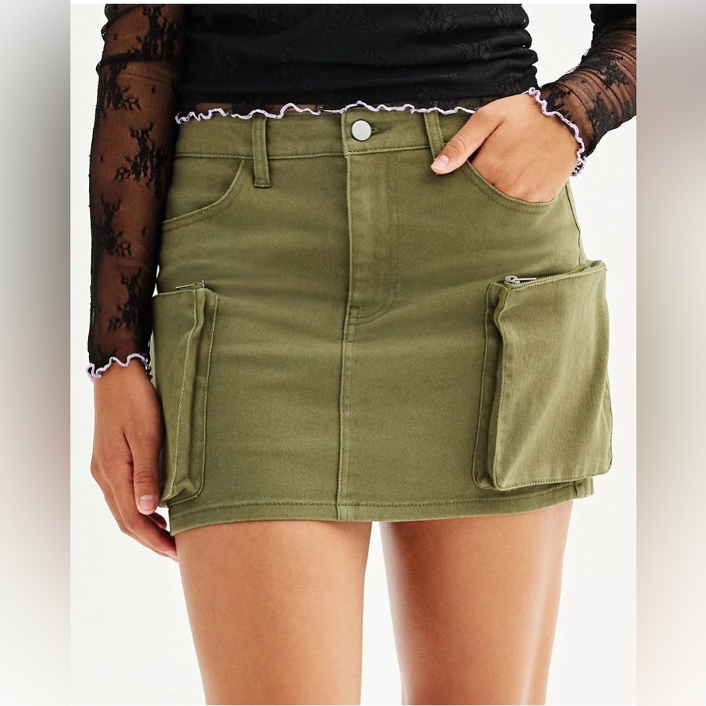 NWT Tinseltown Olive Green Skirt with Front Pockets M